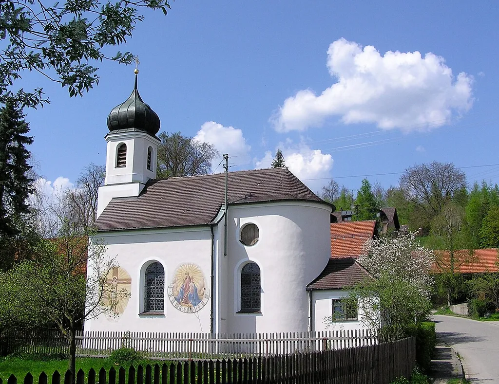 Starnberg-Landstetten, St.-Jakob-Straße 5, Kath. Filialkirche St. Jakobus. Kleiner Rokokobau, 1768 von Leonhard Matthäus Gießl errichtet.