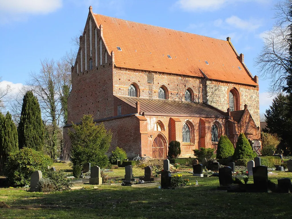 Kirche Behrenhoff aus Südwest nach den Außenrestaurationen