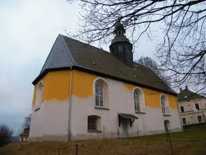 Kirche mit Kirchhof und Kirchhofsmauer Am Anger 6