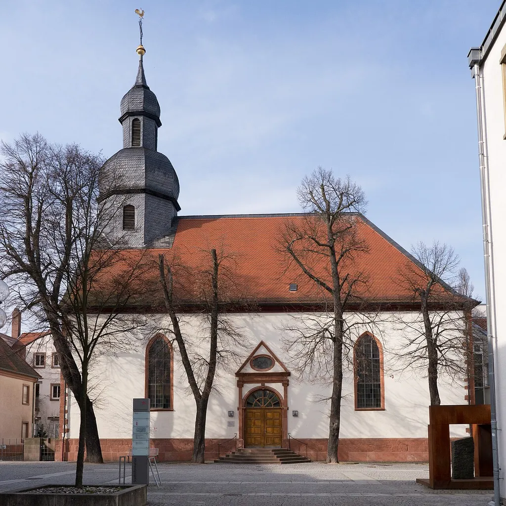 Außenansicht der kleinen Kirche in Kaiserslautern