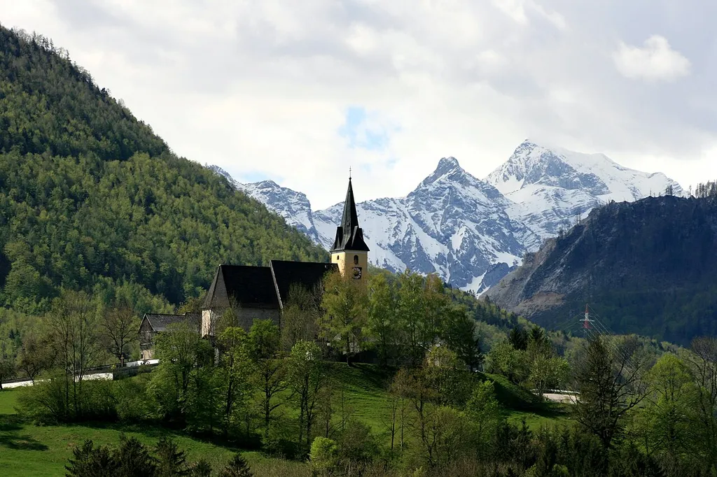 Ansicht der Marienwallfahrtskirche Frauenstein (Gemeinde Molln in Oberösterreich) Im Hintergrund ein Teil des Toten Gebirges, einer Gebirgsgruppe der Ostalpen (Abschnitt Nördliche Kalkalpen)