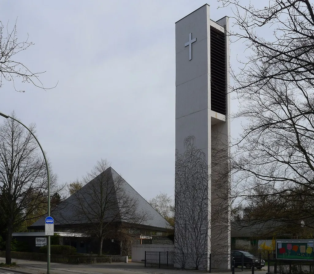Campanile mit Kirche