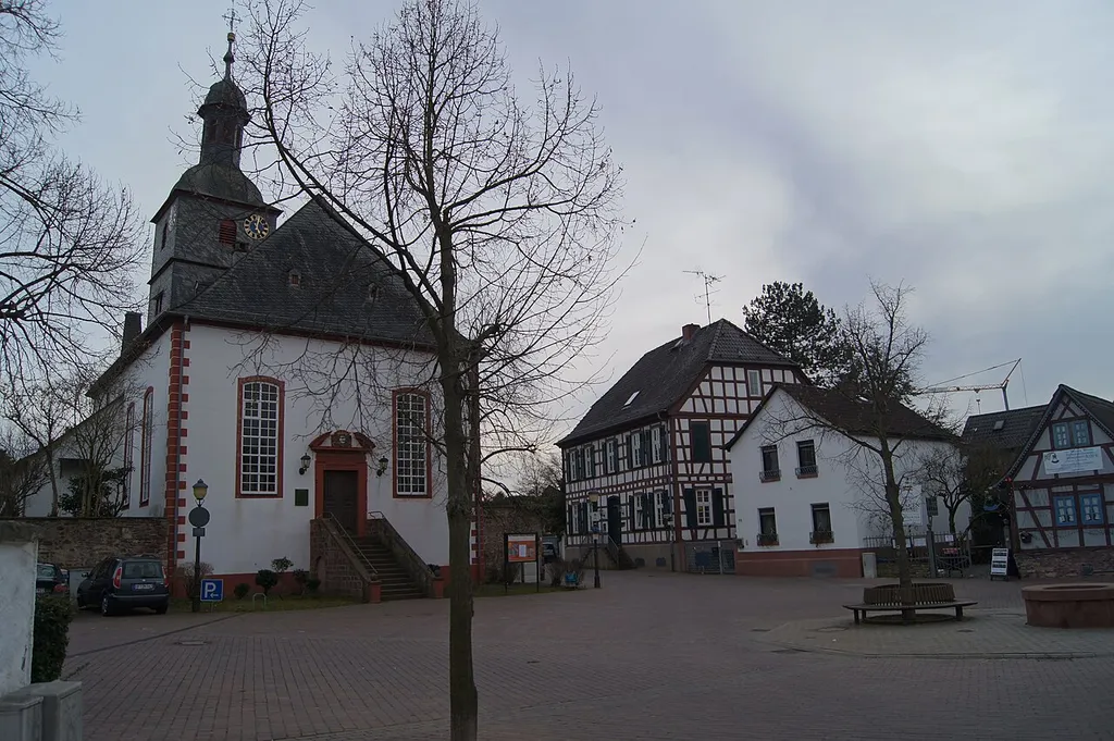 Lindenplatz mit Erasmus-Alberus-Kirche in Dreieich-Sprendlingen.