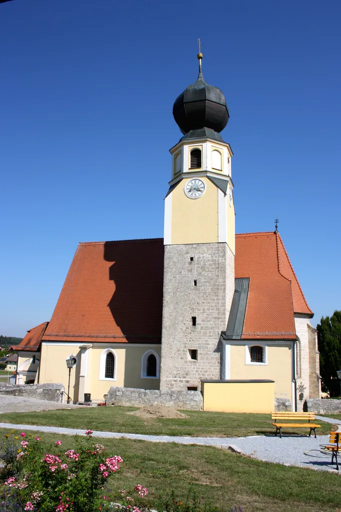 Kath. Pfarrkirche Mariä Geburt und Friedhof