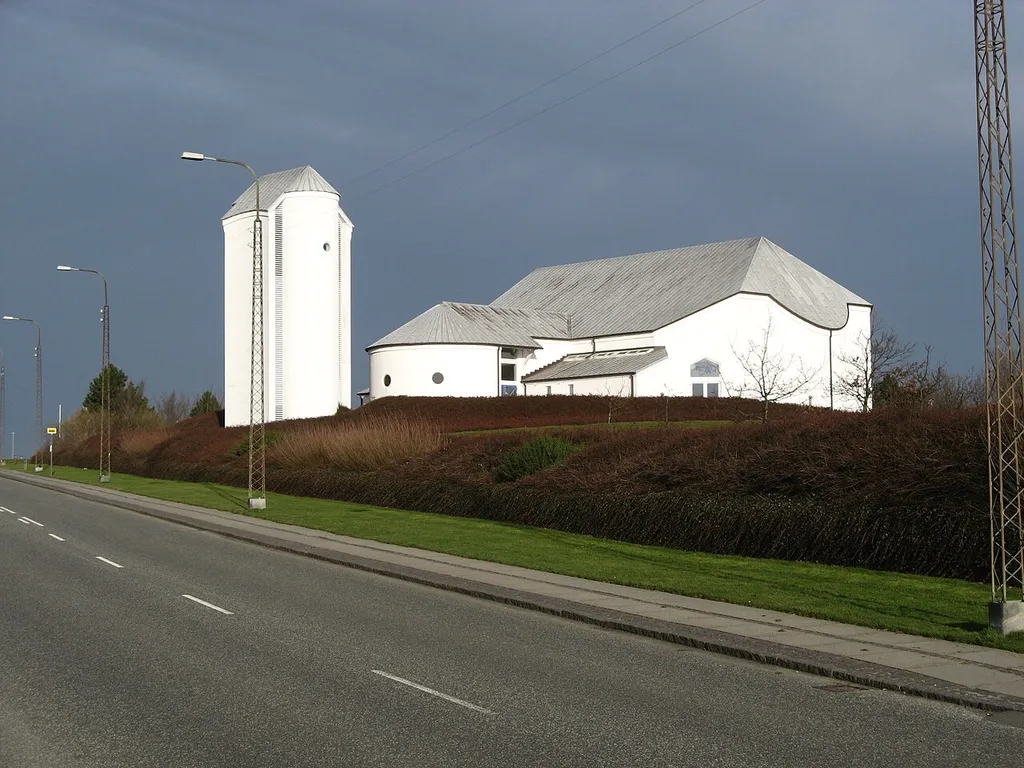 Hjerting Kirke, Hjerting sogn, Esbjerg kommune (former: Skads Herred, Ribe Amt). Kirken set fra nordvest