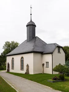 Sachgesamtheit Friedhof Zschopau mit folgenden Einzeldenkmalen: Friedhofskirche mit acht Grabmalen und Bildstock an der äußeren Kirchenwand, Leichenhalle, sechs Grabmale auf dem Friedhof, Friedhofseinfriedung mit Friedhofstor an der Alten Marienber