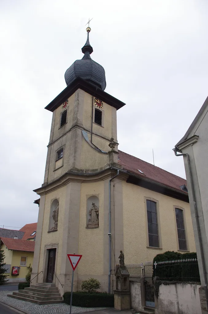 Katholische Pfarrkirche St. Burkard. Saalbau mit Turmfassade, 1775–78, von Maurermeister Wucherer; mit Ausstattung; Ölbergkapelle, 1862, von M. Hauck.An den Linden 10, Pusselsheim, Gemeinde Donnersdorf, Landkreis Schweinfurt, Unterfranken, Bayern, Deutschland