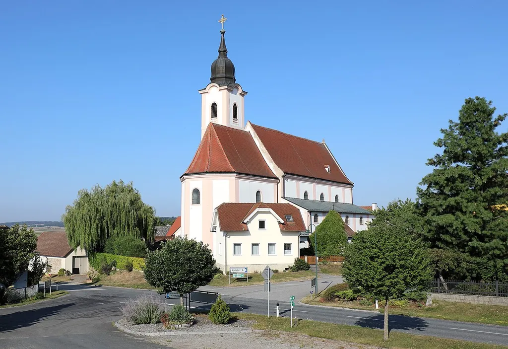 Ostansicht der röm.-kath. Pfarrkirche hl. Maria in St. Marein, ein Ortsteil der niederösterreichischen Gemeinde Brunn an der Wild. Die ehemalige Wallfahrtskirche ist ein basilikaler Barockbau, der südseitig über gotischen Grundmauern errichtet wurde.