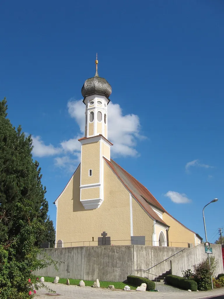 Kath. Filialkirche St. Stephanus, Saalbau mit polygonalem Chorabschluss, angefügter Sakristei und Dachreiter mit Zwiebelhausbe, um 1500 erbaut, von Hans Kogler 1686 barockisiert; mit Ausstattung.