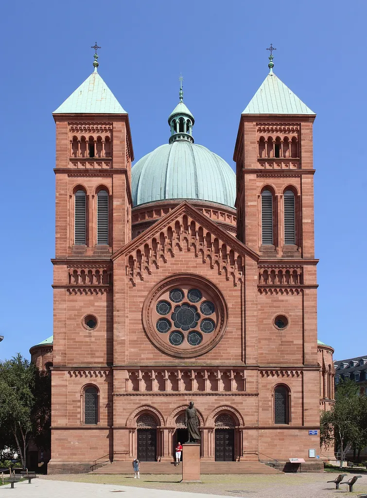 Extérieur de l'église Saint-Pierre-le-Jeune catholique de Strasbourg.