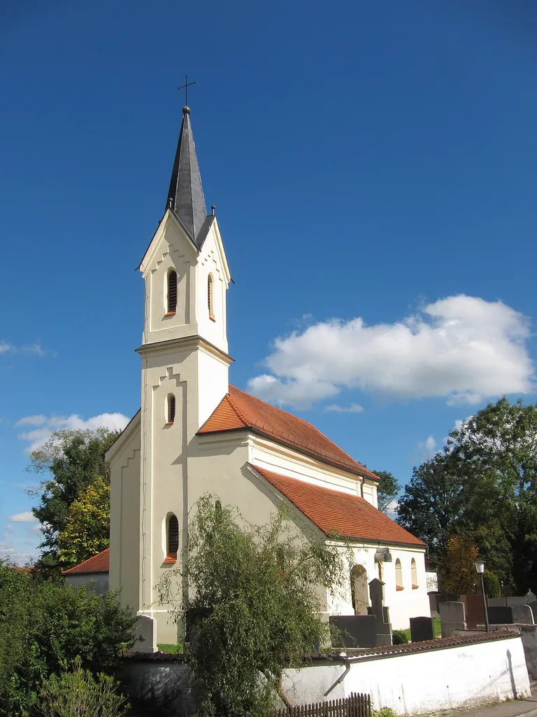 Kath. Filialkirche St. Ulrich, Saalbau mit seitenschiffartigem Anbau und leicht eingezogenem polygonal schließendem Chor, angefügter Sakristei und Westturm, romanisches Langhaus 12./13. Jh., spätgotischer Chor von 1480, Turm neugotisch; mit Ausstattung.