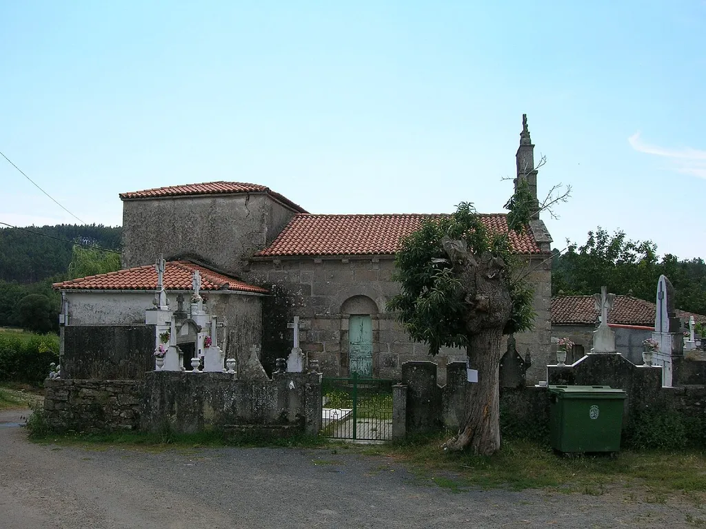 Iglesia románica del siglo XII, con reformas en el siglo XIX.