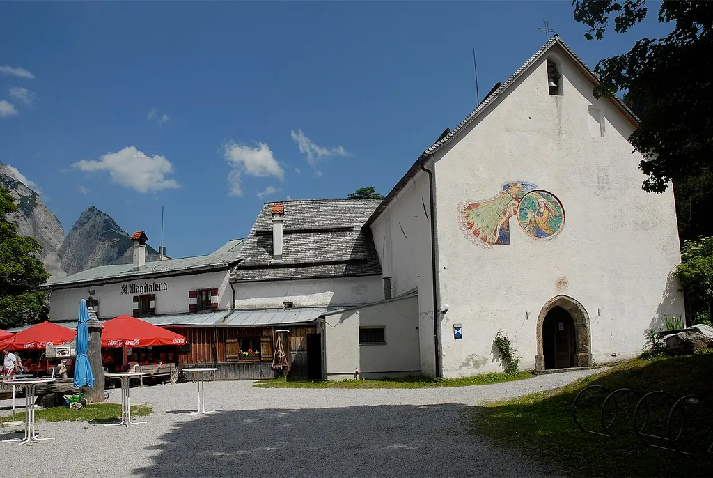Sankt Magdalena in the Halltal, Tyrol. In the background the de:Hüttenspitze