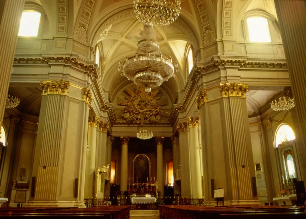 Presbiterio della Cattedrale di Treia, progettata dall'Arch. Andrea Vici