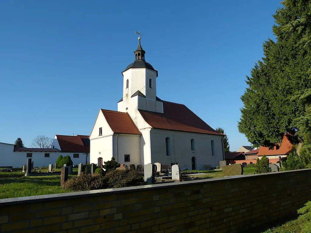 Das schlichte Bauwerk stammt aus den Jahren 1664 - 1669. Über dem Westteil des rechteckigen Putzbaus befindet sich ein Dachturm mit geschweifter Haube und Laterne.