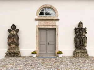Einzeldenkmale der o. g. Sachgesamtheit: Friedhofskirche mit acht Grabmalen und Bildstock an der äußeren Kirchenwand, Leichenhalle, sechs Grabmale auf dem Friedhof, Friedhofseinfriedung mit Friedhofstor an der Alten Marienberger Straße sowie Stüt