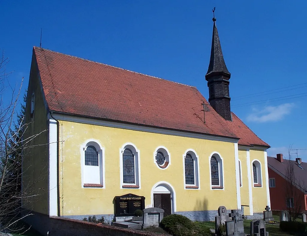 Kirchgasse 14. Kath. Nebenkirche St. Vitus, Saalbau mit eingezogenem Chor und verschindeltem Dachreiter mit Spitzdach, 17./18. Jh.; mit Ausstattung; Friedhofsmauer, Bruchstein und Ziegel, 18./19. Jh.