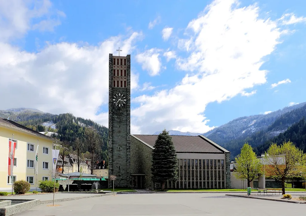 Die neue katholische Pfarrkirche hl. Andreas der steiermärkischen Stadt Trieben. Nach Plänen von Hans Beckers in den Jahren 1961 bis 1963 errichtet.