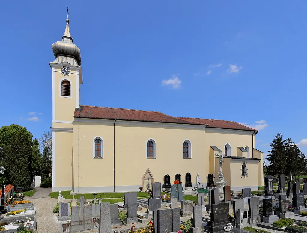Südansicht der römisch-katholischen Pfarrkirche hl. Pankratius in Senning, ein Ortsteil der niederösterreichischen Marktgemeinde Sierndorf.Ein gotischer Sakralbau, der 1774/75 barockisiert bzw. umgebaut wurde. Der Kirchturm wurde 1802 errichtet.