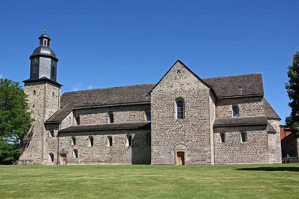 Kirche des ehemaligen Benediktinerinnen-Klosters Lippoldsberg. Ansicht von Süden.