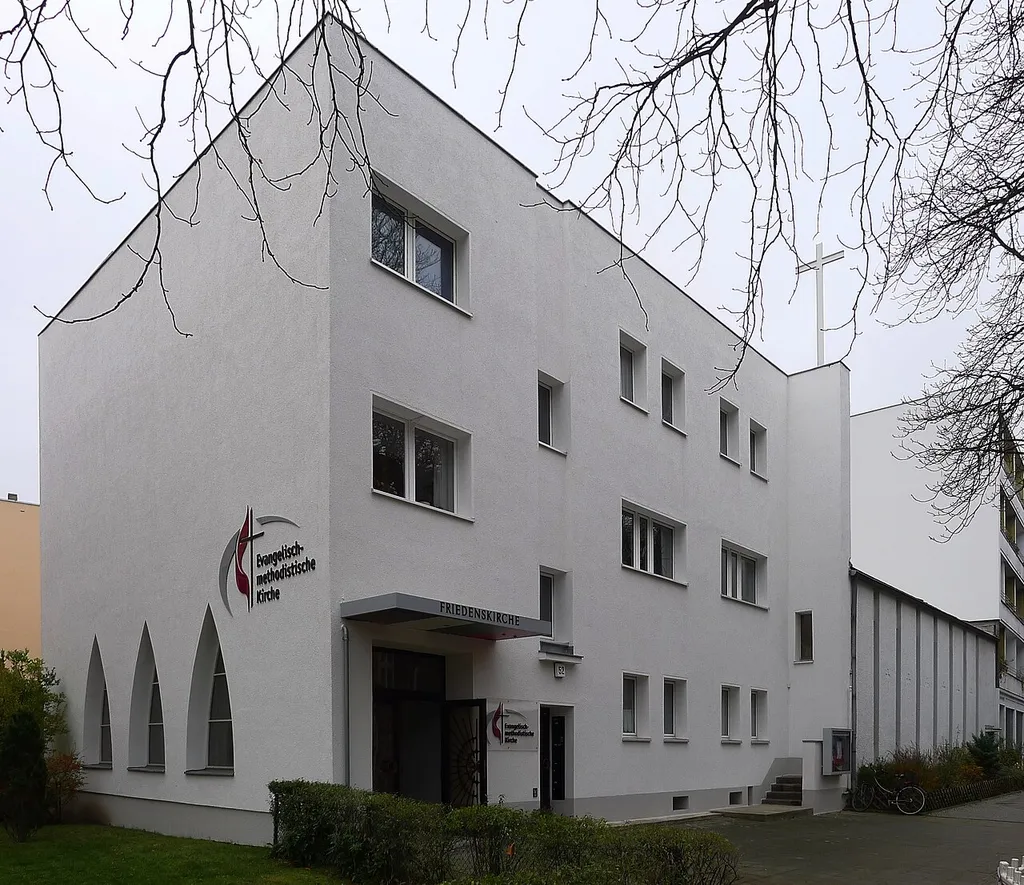 Blick auf Giebel mit Fenstern in der Vorhalle