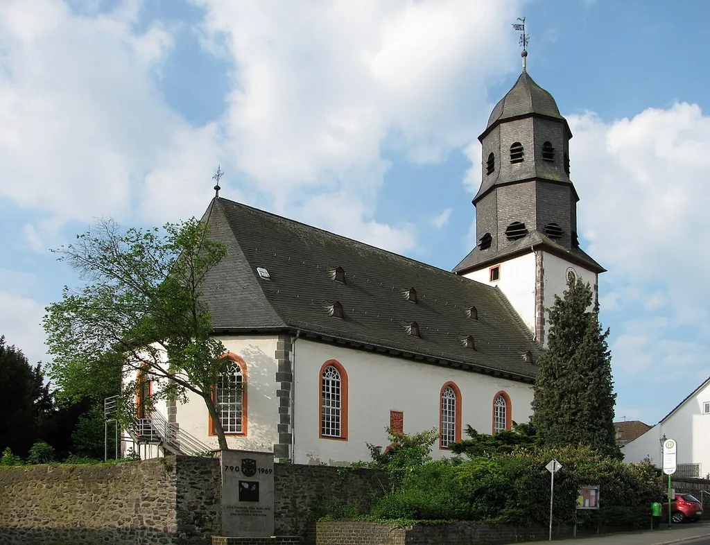 Nordseite der Evangelischen Kirche in Holzheim, Pohlheim, Hessen