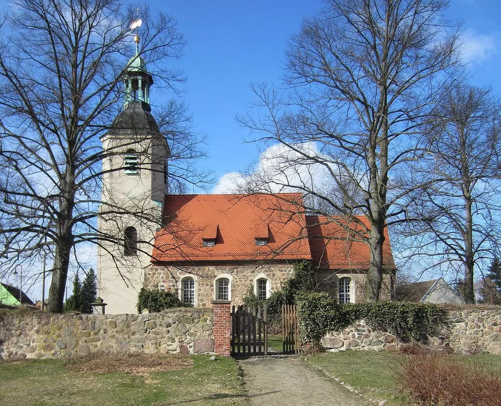 Betten, Gemeinde Massen-Niederlausitz, denkmalgeschützte Dorfkirche, Ansicht von Süden