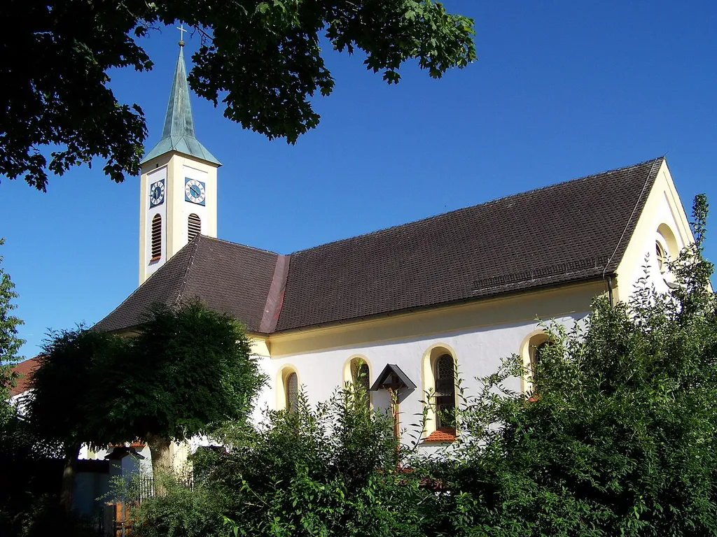 Mallersdorf-Pfaffenberg. Holztraubach 34. Pfarrkirche St. Laurentius. Neuromanischer Neubau 1889/90, Turmuntergeschosse Anfang 18. Jahrhundert; mit Ausstattung.