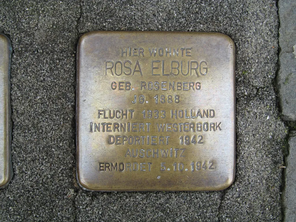 der Stolperstein für Rosa Elburg vor dem Haus Johannesstraße 7 in Bad Hersfeld
