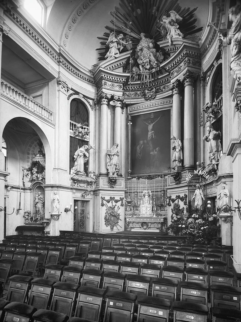 Rooms-Katholieke Kerk van de Heilige Rosalia: interieur naar het zuid-oosten