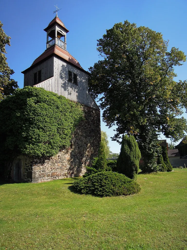 Kirche Gommlo -Nordwestansicht Hochkant- Anfang September 2020