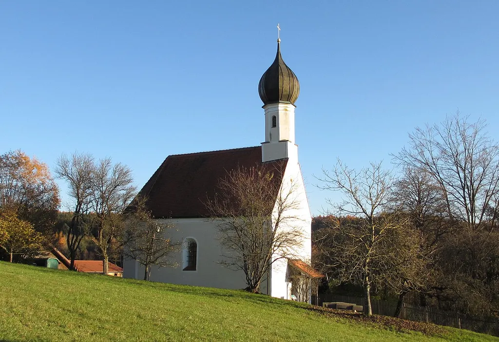Berg am Starnberger See, OT Harkirchen, Kirche St. Peter und Paul. Die kleine Filialkirche wird bereits um 995 als Teil eines ehemaligen Herrensitzes erwähnt. Im 14. Jahrhundert erfolgte wohl ein Neubau, der im 18. Jahrhundert renoviert und mit einem Zwiebeltürmchen ausgestattet wurde.