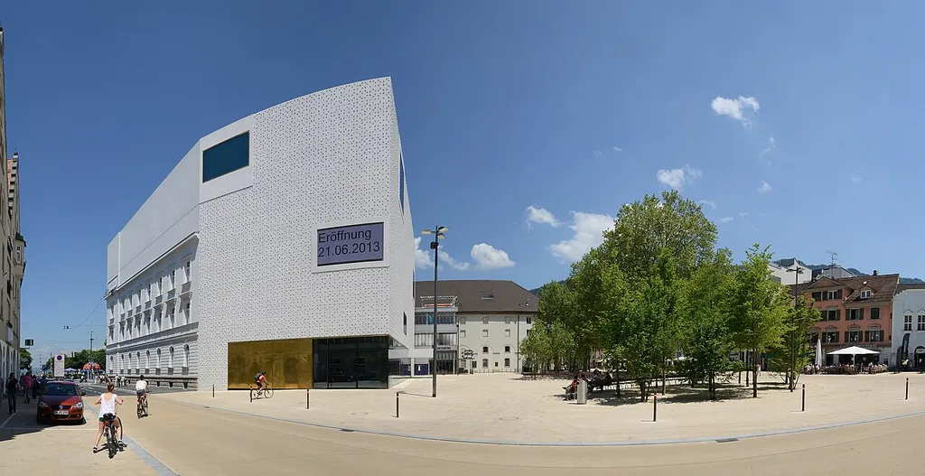 Vorarlberger Landesmuseum, in Bregenz Fassade zur Rathausstraße (links) und zum Kornmarkt.