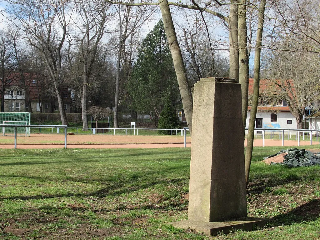 Monumento por falintaj soldatoj apud la sportejo ĉe Falkenburg,Vajmaro