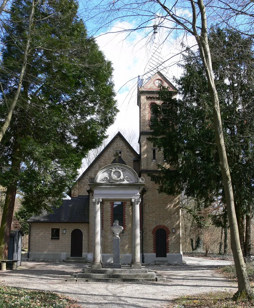 Wolpertswende, Ortsteil Mochenwangen: Evangelische Kirche und Grabmonument Müller