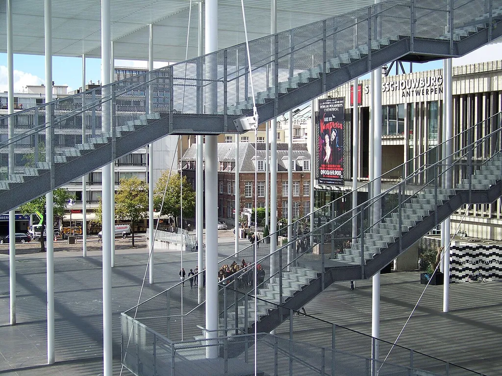 Voorzijde van de Stadsschouwburg in Antwerpen.