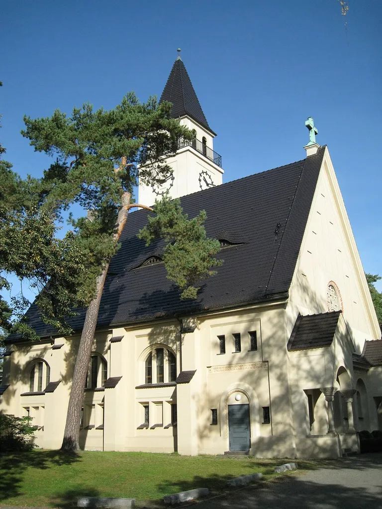 Blick auf das Kirchenschiff der Johanneskirche Schlachtensee