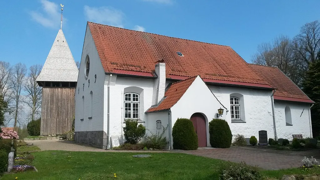 Kirche St. Johannes der Täufer mit Ausstattung. Adresse: Am Pastorat, 24891 Schnarup-Thumby. Enthalten in der Liste der eingetragenen Kulturdenkmale des Landes Schleswig-Holstein, Objekt-ID 3821.