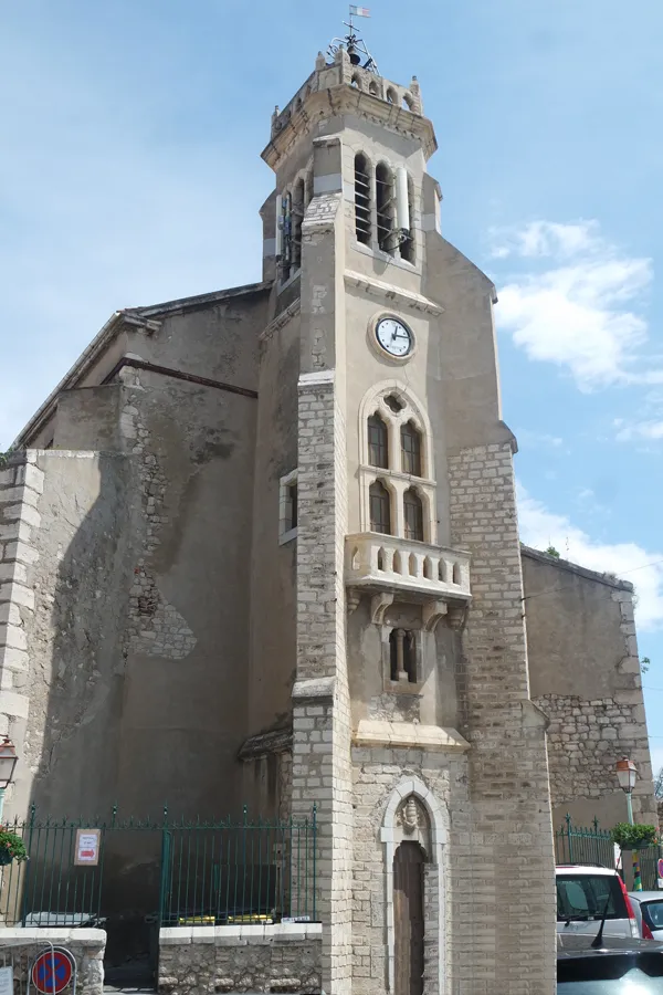 Vue du parvis, côté Mairie
