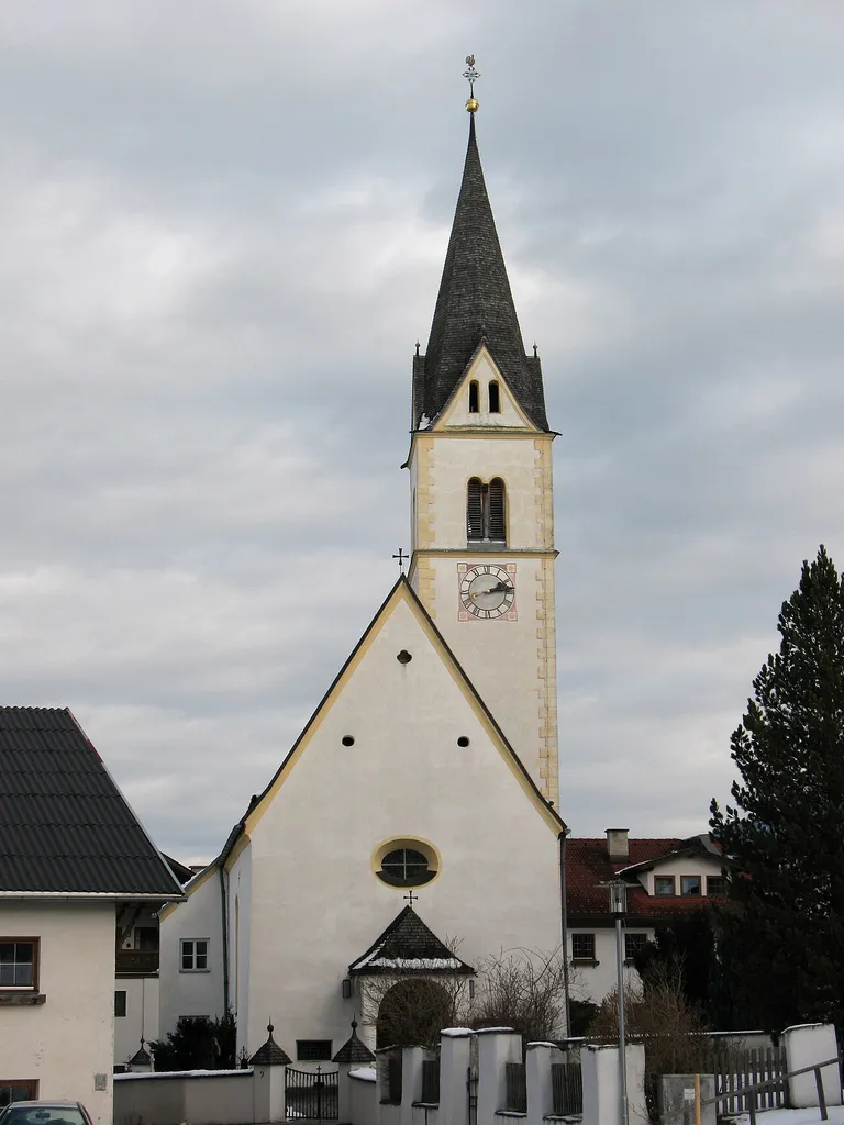 Kath. Pfarrkirche hl. Gertraud von Nivelles mit Friedhof