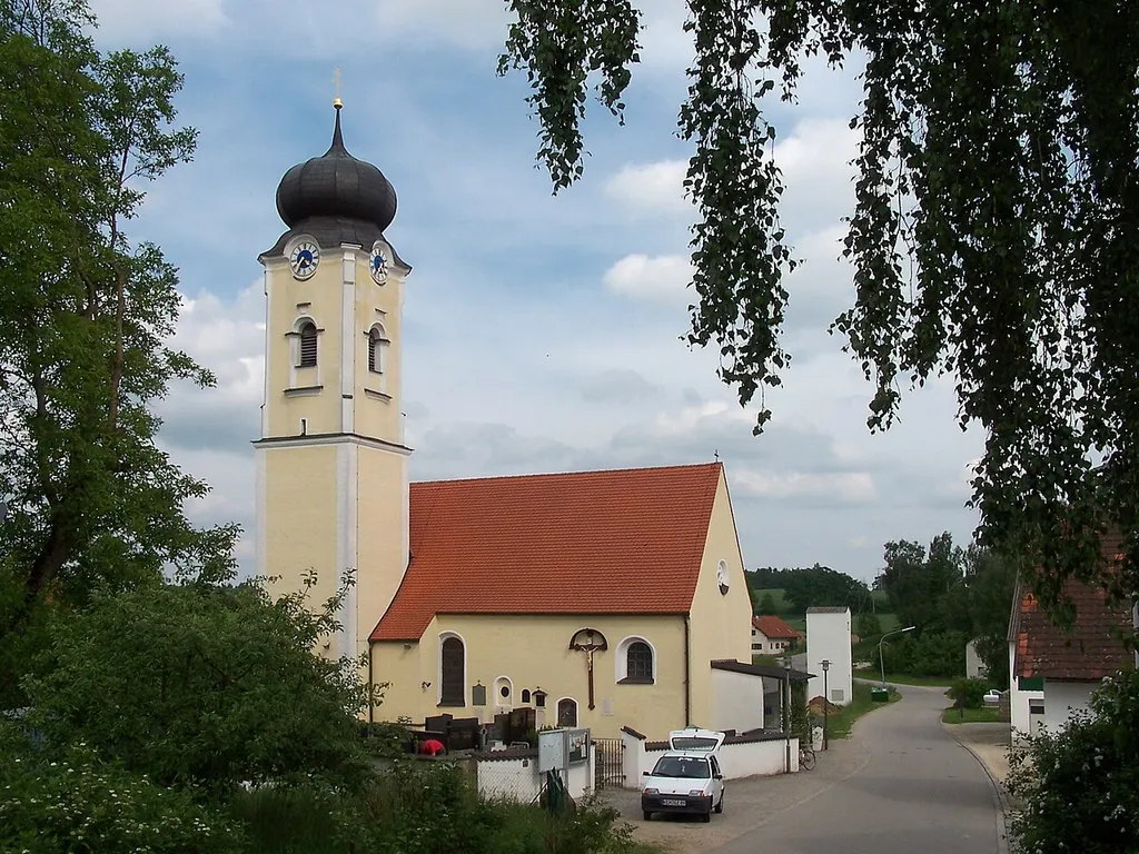 Rohr, Obereulenbach 37 1/2. Kirche St. Sebastian. Saalkirche mit Steildach und eingezogenem, fünfseitig geschlossenem Chor, Flankenturm nach Norden mit Zwiebelhaube, spätgotisch, barocker Ausbau 1712, Turmobergeschoss 1740/50, Verlängerung des Langhauses nach Westen, wohl um 1900; mit Ausstattung.