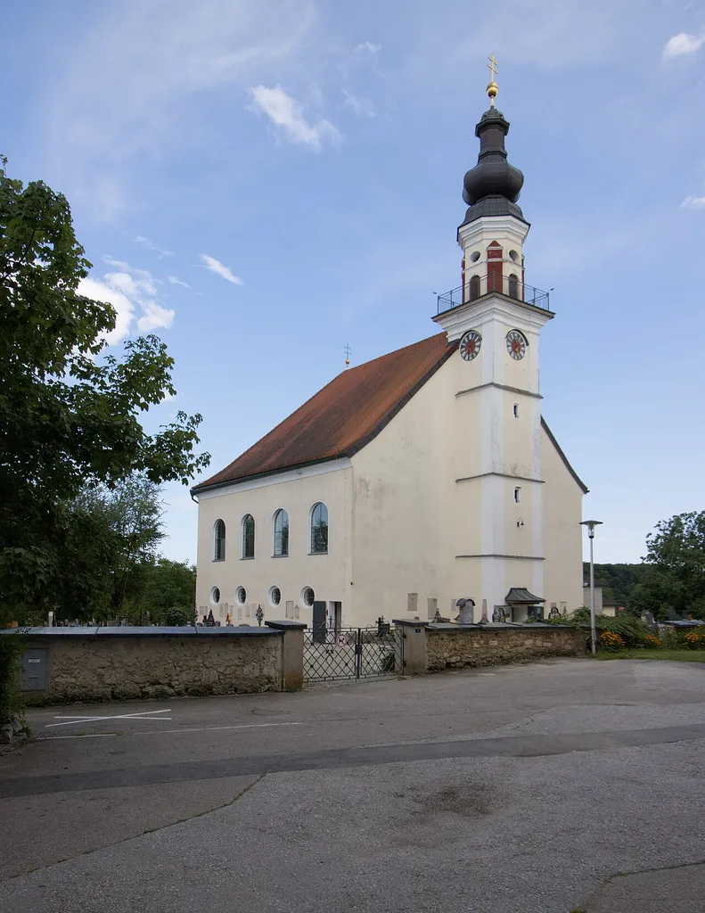 St. Pantaleon, Bezirk Braunau am Inn: Kath. Pfarrkirche hl. Pantaleon und Friedhof