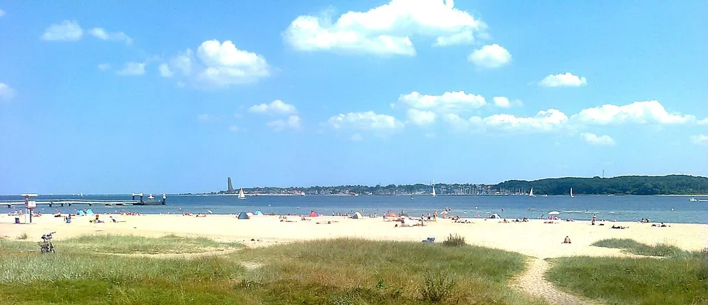 Falckensteiner Strand, im Hintergrund das Ehrenmal Laboe