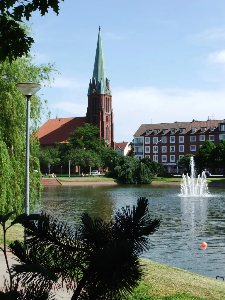 Christuskirche, Schillerstraße 1. Im Vordergrund der Holzhafen.