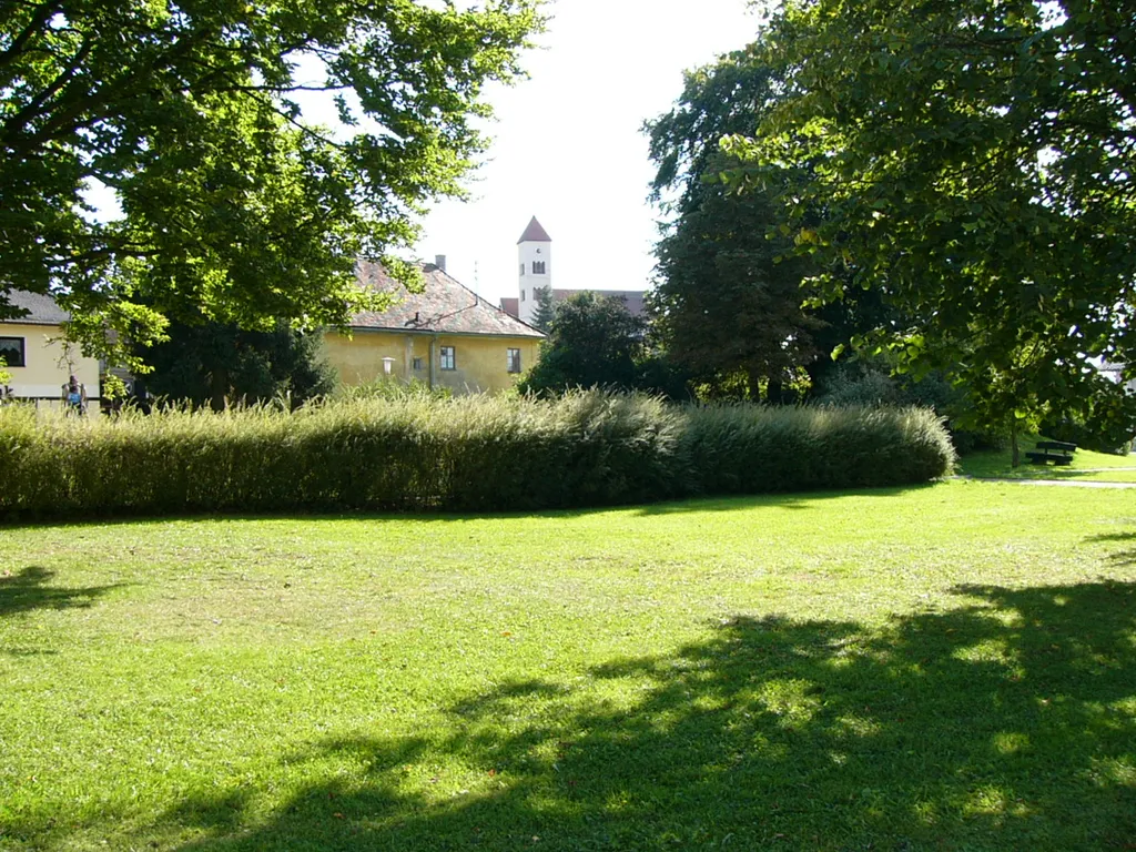 Standort der Wasserburg Tagmersheim, im Hintergrund Nebengebäude des Schlossgeländes und Pfarrkirche St. Jakobus