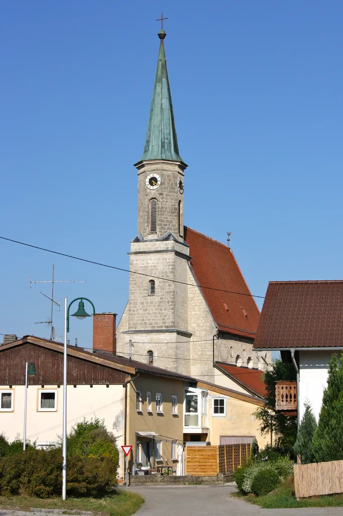 Kath. Pfarrkirche hl. Petrus in Überackern. This media shows the protected monument with ObjektID 60300 in Austria. (Commons, de, Wikidata)
