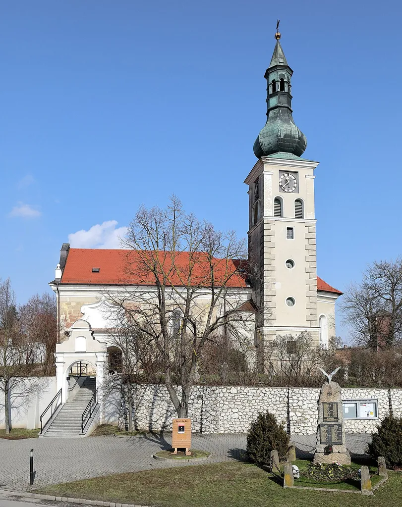 Die röm.-kath. Pfarrkirche hl. Johannes der Täufer in Niedersulz, ein Ortsteil der niederösterreichischen Marktgemeinde Sulz im Weinviertel. Eine im Kern mittelalterliche Kirche, die 1623 umgebaut und barockisiert wurde.