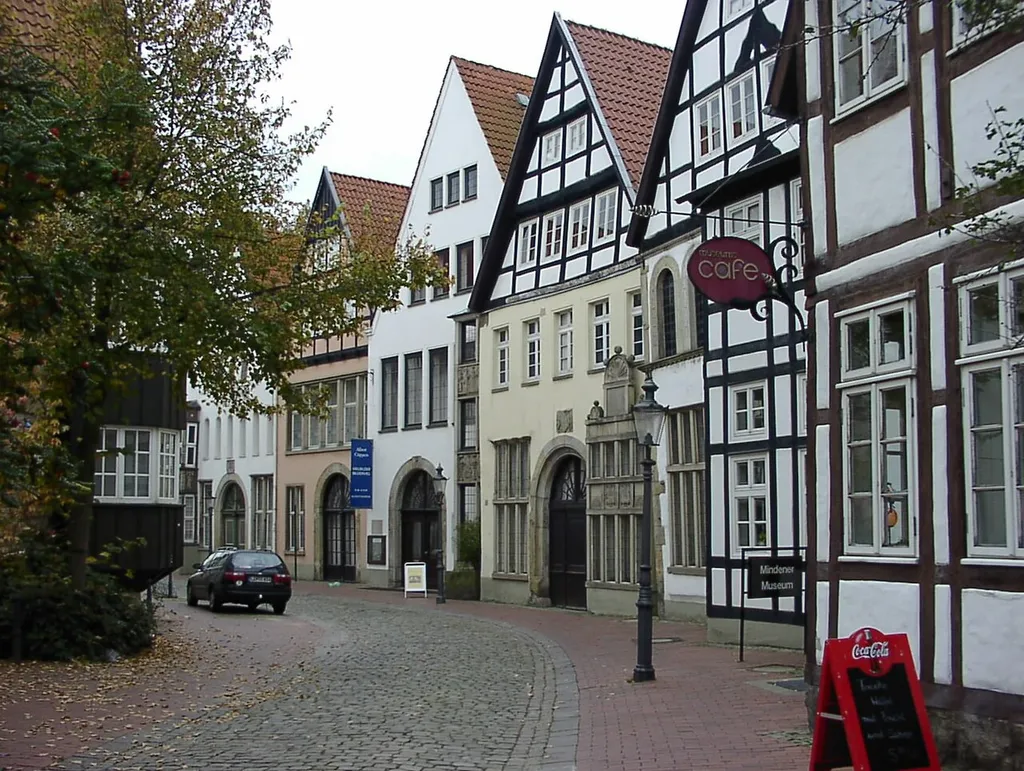 Die Museumszeile in Minden, Nordrhein-Westfalen. Einige Gebäude sind im Stil der Weserrenaissance ausgeführt. In der Ritterstraße sind ein Puppenmuesum und das Mindener Museum zur Kulturgeschichte von Stadt und Region Minden beheimatet.