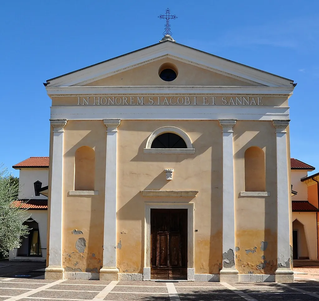 La chiesa Parrocchiale di Vallese, dedicata ai Santi Giacomo ed Anna, ha la classica forma a tempietto cinquecentesco anche se è il risultato di lavori portati a termine nel lontano 1891. Tuttavia nel suo insieme si presenta in modo molto armonico e per questo non passa inosservata a chi ama la fotografia.