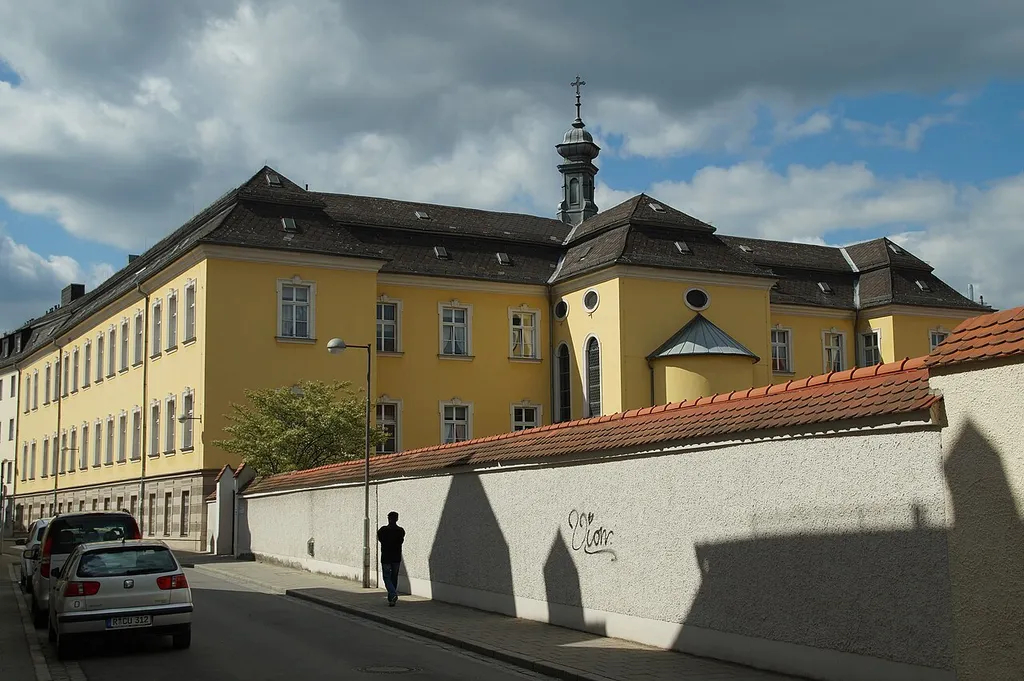 Bürgerstift St. Michael, ehemals Gelbes Haus, seit 1833 katholische Bruderhausstiftung, viergeschossige Vierflügelanlage mit Walmdächern, spätbarock, um 1720 von Johann Michael Prunner als Dreiflügelanlage errichtet, 1893/94 aufgestockt, Ostflügel 1893-94 mit Hauskapelle St. Michael, Saalbau mit eingezogener Apsis, Neurokoko This is a photograph of an architectural monument.It is on the list of cultural monuments of Bayern, no. D-3-62-000-1378.
